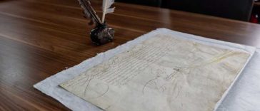 Dâmbovița: Pergament rar semnat de regele francez Ludovic al XIII-lea, intrat în colecția bibliotecii județene