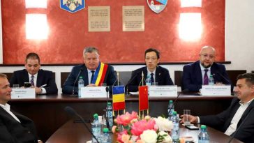 Vâlcea: Ambasadorul Chinei promite sprijin pentru înfrățirea Râmnicului cu orașul Dujiangyan