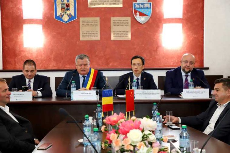 Vâlcea: Ambasadorul Chinei promite sprijin pentru înfrățirea Râmnicului cu orașul Dujiangyan