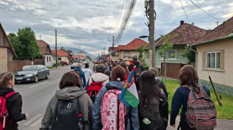 Harghita: Grupuri de pelerini se îndreaptă spre Șumuleu Ciuc, unde vor participa la procesiunea de Rusaliile catolice