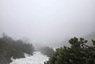 Intervenție pentru salvarea unor participanți la o competiție în Munții Bucegi; trei persoane au căzut într-o râpă