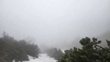 Intervenție pentru salvarea unor participanți la o competiție în Munții Bucegi; trei persoane au căzut într-o râpă
