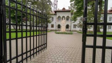 REPORTAJ/Dâmbovița: Unitatea militară unde au fost executați soții Ceaușescu – muzeu ce atrage vizitatori de pretutindeni (GALERIE FOTO)