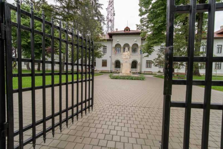 REPORTAJ/Dâmbovița: Unitatea militară unde au fost executați soții Ceaușescu – muzeu ce atrage vizitatori de pretutindeni (GALERIE FOTO)