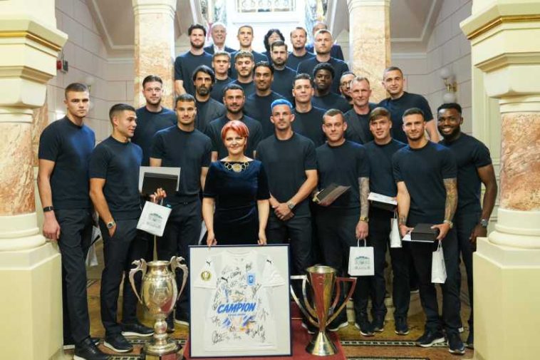 Dolj: Componenții echipei de fotbal Universitatea Craiova și antrenorii – cetățeni de onoare ai orașului (GALERIE FOTO)