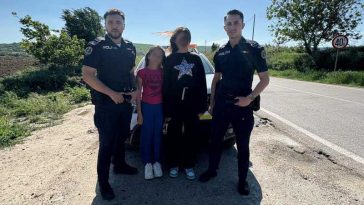 Bacău: Două minore din județul Vrancea, găsite de polițiști în preajma unei păduri