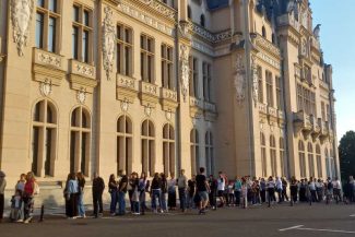 Iași: Mii de persoane au stat la cozi la muzee; punctul de atracție – lucrarea ‘Cap de copil’ a lui Brâncuși (GALERIE FOTO)