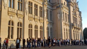 Iași: Mii de persoane au stat la cozi la muzee; punctul de atracție – lucrarea ‘Cap de copil’ a lui Brâncuși (GALERIE FOTO)