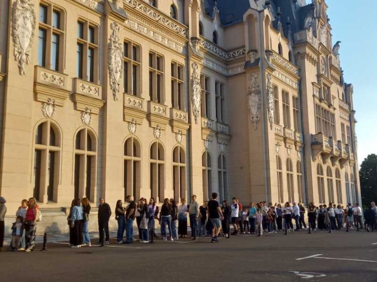 Iași: Mii de persoane au stat la cozi la muzee; punctul de atracție – lucrarea ‘Cap de copil’ a lui Brâncuși (GALERIE FOTO)