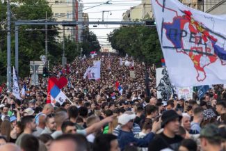 Serbia: Zeci de mii de oameni au demonstrat la Belgrad pentru a cere alegeri anticipate