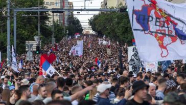 Serbia: Zeci de mii de oameni au demonstrat la Belgrad pentru a cere alegeri anticipate