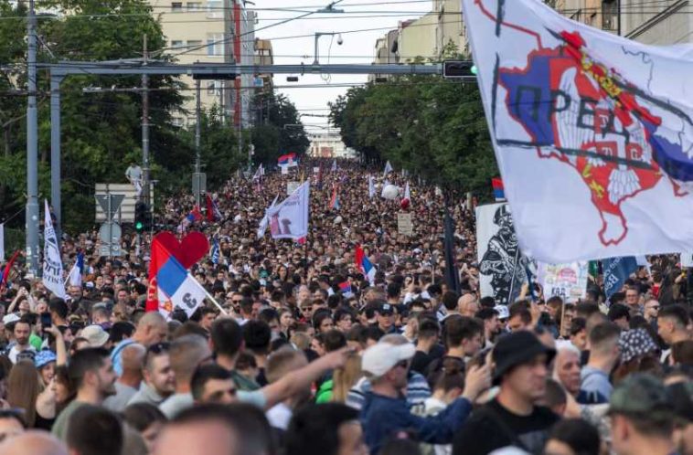 Serbia: Zeci de mii de oameni au demonstrat la Belgrad pentru a cere alegeri anticipate