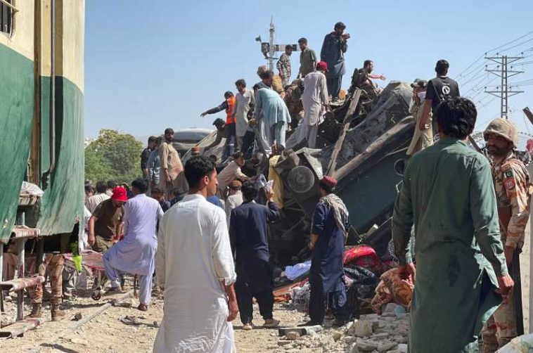 Cel puțin 29 de morți și peste 100 de răniți într-o explozie care a vizat un tren în sud-vestul Pakistanului
