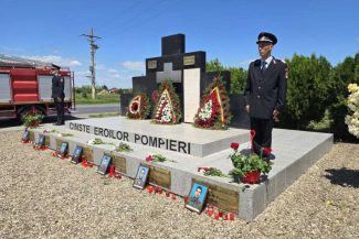 Buzău: Pompierii și-au comemorat colegii care au murit în tragedia de acum 22 de ani de la Mihăilești