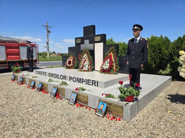 Buzău: Pompierii și-au comemorat colegii care au murit în tragedia de acum 22 de ani de la Mihăilești