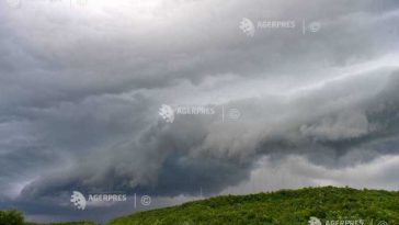 Cod galben de averse, vânt și descărcări electrice în zone din patru județe, duminică seara