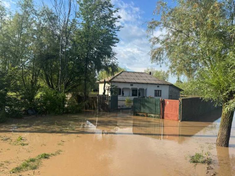 Olt: Inundații în comuna Serbănești, după o avertizare cod galben de preciptații (GALERIE FOTO)