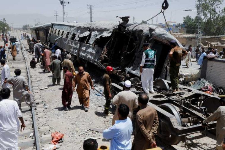 Pakistan: O grupare separatistă revendică explozia ce a vizat un tren de pasageri, soldată cu cel puțin 47 de morți