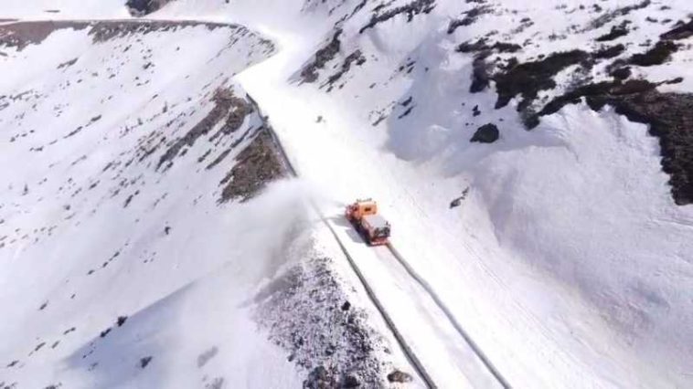 Gorj: Deszăpezirea pe Transalpina, finalizată în procent de 99%; se montează noile indicatoare