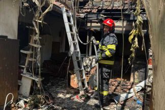 Arad: Doi bătrâni au fost scoși cu arsuri dintr-un incendiu, după explozia unei butelii