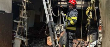 Arad: Doi bătrâni au fost scoși cu arsuri dintr-un incendiu, după explozia unei butelii