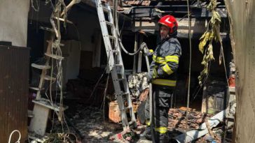 Arad: Doi bătrâni au fost scoși cu arsuri dintr-un incendiu, după explozia unei butelii