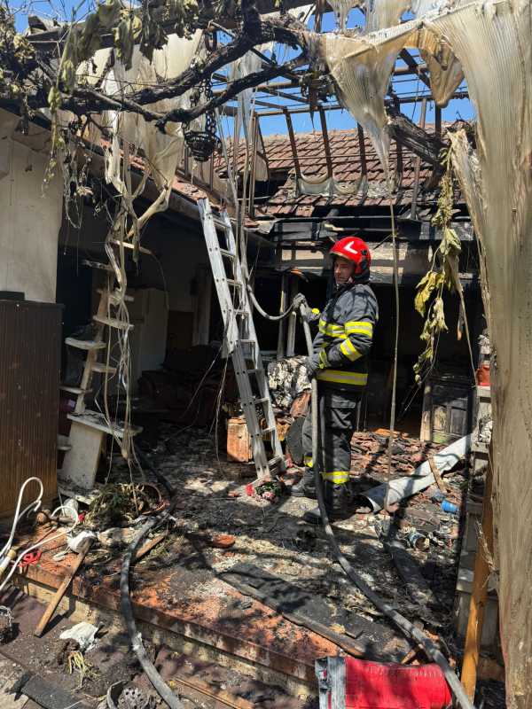 Arad: Doi bătrâni au fost scoși cu arsuri dintr-un incendiu, după explozia unei butelii