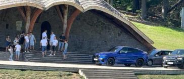 Harghita: Trei persoane care și-au parcat autoturismele pe scena altarului de la Șumuleu-Ciuc, cercetate de polițiști