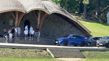 Harghita: Trei persoane care și-au parcat autoturismele pe scena altarului de la Șumuleu-Ciuc, cercetate de polițiști