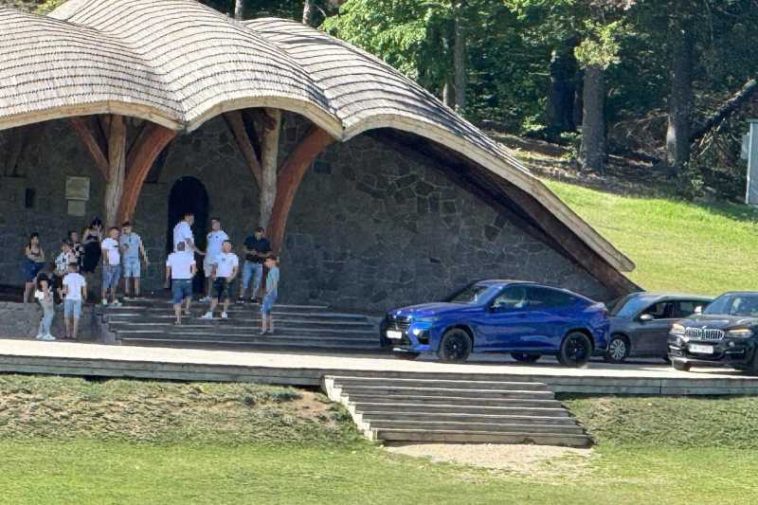 Harghita: Trei persoane care și-au parcat autoturismele pe scena altarului de la Șumuleu-Ciuc, cercetate de polițiști