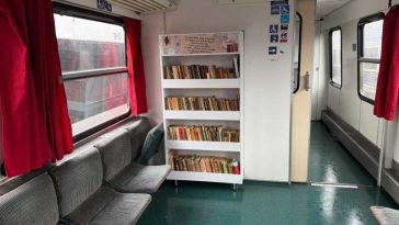 BIBLIOTECA AZI/Buzău: Să ținem poveștile în mișcare cu mini-biblioteca din tren; rețeaua națională de biblioteci publice se restrânge de la…