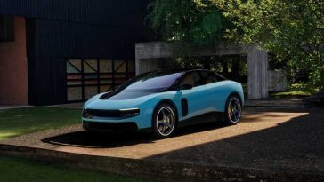 Ferrari a dezvăluit prima sa mașină electrică, ‘Luce’, cu o autonomie de peste 530 de kilometri