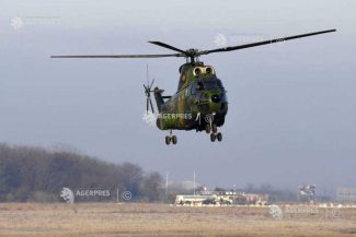 MApN: Un elicopter cu o defecțiune în timpul unui zbor de instrucție a aterizat în siguranță în apropiere de Reșița