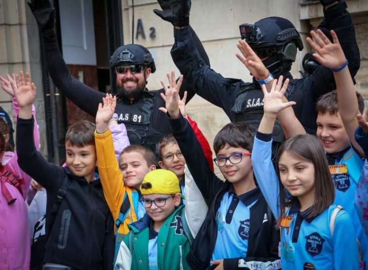 MAI: Elicoptere, motociclete și câini polițiști, de Ziua Porților Deschise pentru Copii la Ministerul de Interne