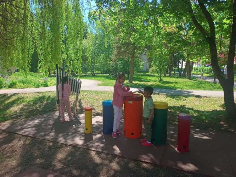 Harghita: Zonă de joacă cu instrumente muzicale, inaugurată în Parcul Central din Miercurea-Ciuc, în premieră în județ (GALERIE FOTO)