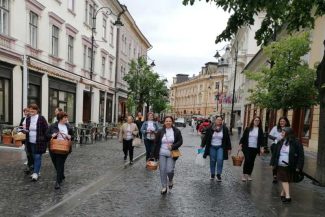 Sibiu: Mere oferite în schimbul țigărilor, în cadrul campaniei antifumat ‘Respiră liber’
