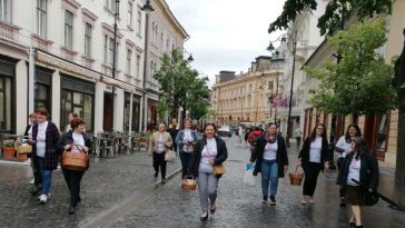 Sibiu: Mere oferite în schimbul țigărilor, în cadrul campaniei antifumat ‘Respiră liber’