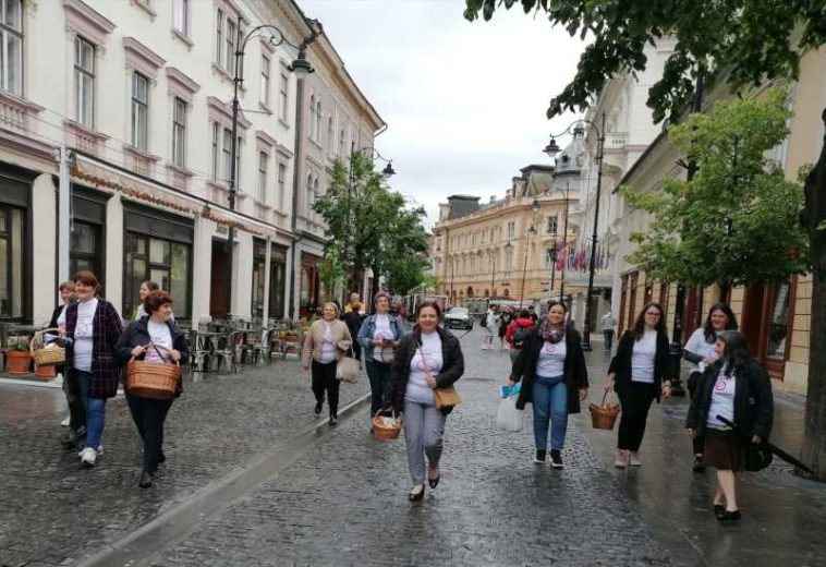 Sibiu: Mere oferite în schimbul țigărilor, în cadrul campaniei antifumat ‘Respiră liber’