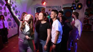 Bihor: Adolescenții orădeni, invitați să experimenteze atmosfera petrecerilor de sfârșit de an școlar din perioada comunistă