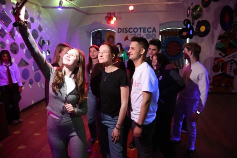 Bihor: Adolescenții orădeni, invitați să experimenteze atmosfera petrecerilor de sfârșit de an școlar din perioada comunistă