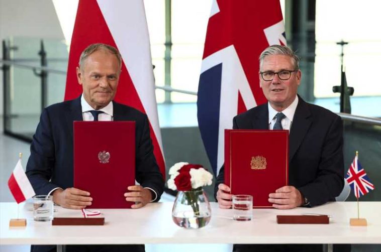 Keir Starmer și Donald Tusk au semnat un tratat de securitate și apărare în contextul ‘provocării’ reprezentate de Rusia