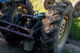 Argeș: Un bărbat a murit strivit sub tractorul pe care îl conducea; el a pierdut controlul utilajului pe o pantă