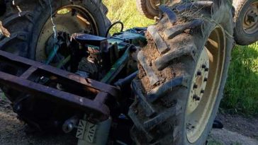 Argeș: Un bărbat a murit strivit sub tractorul pe care îl conducea; el a pierdut controlul utilajului pe o pantă