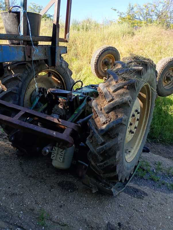 Argeș: Un bărbat a murit strivit sub tractorul pe care îl conducea; el a pierdut controlul utilajului pe o pantă