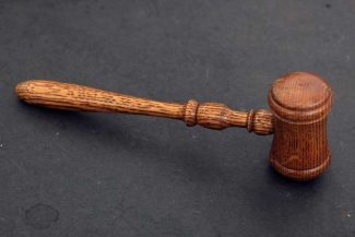 Constanța: Procurorii spun că învățătoarea care a bătut un elev l-a strâns de gât cu mâinile