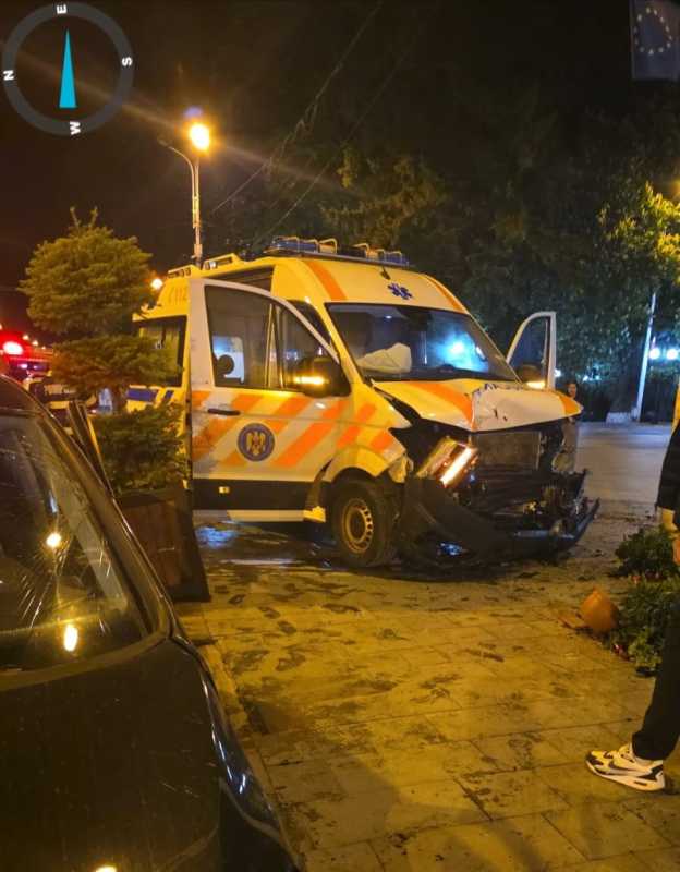 Suceava: Ambulanță implicată într-un accident rutier la Câmpulung Moldovenesc