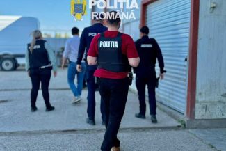 VIDEO Botoșani: Percheziții într-un dosar de șantaj, influențarea declarațiilor și amenințare; un bărbat a fost reținut