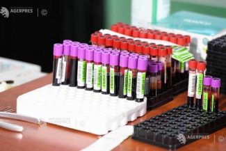 Un simplu test sangvin oferă perspective promițătoare pentru personalizarea terapiei împotriva cancerului pulmonar