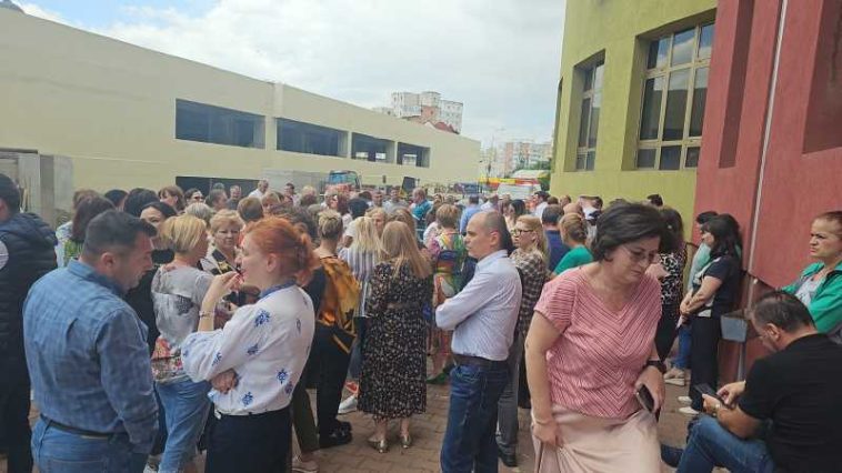 Buzău: În jur de 150 de angajați ai Finanțelor Publice au participat la un protest spontan față de noua lege a salarizării