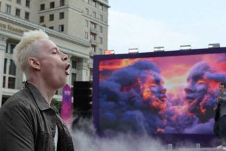 Cântărețul rus Shaman a folosit Inteligența Artificială pentru a introduce opozanți ai Kremlinului într-un videoclip patriotic